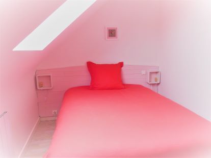 chambre rose avec lit  2 places