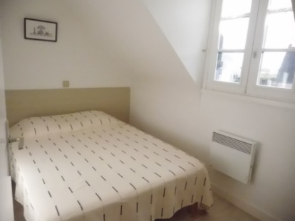 chambre bleue avec lit  2 places